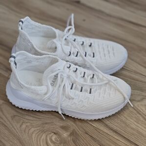 Danskin White Athletic Knit Sneakers  With Memoey Foam Insole  Womens Size 5.5